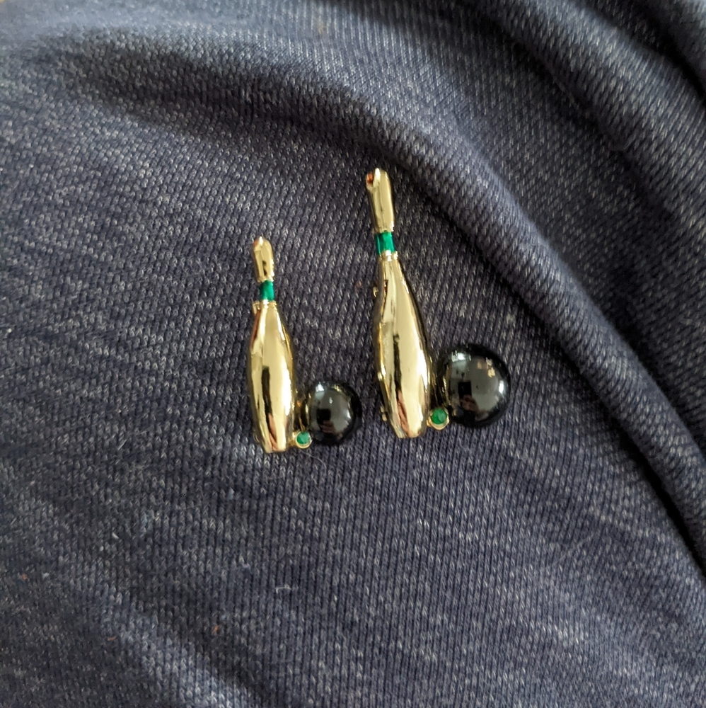 GERRYS Bowling Brooch
